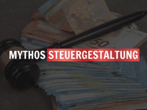 Der Schriftzug "Mythos Steuergestaltung" vor dem Hintergrund eines Richter-Hammers auf Geldscheinen